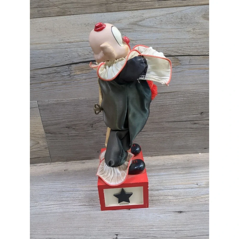 Price‎ Products Porcelain wind up 12 inch Clown Music Box